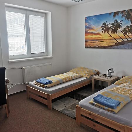 Living Bratislava By The Bus Station Hostel Bagian luar foto