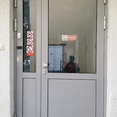 Living Bratislava By The Bus Station Hostel Bagian luar foto