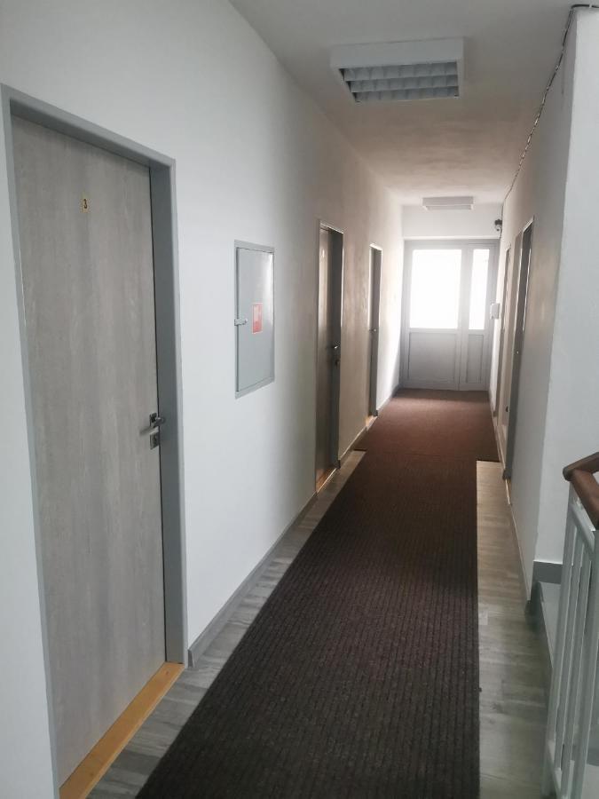 Living Bratislava By The Bus Station Hostel Bagian luar foto