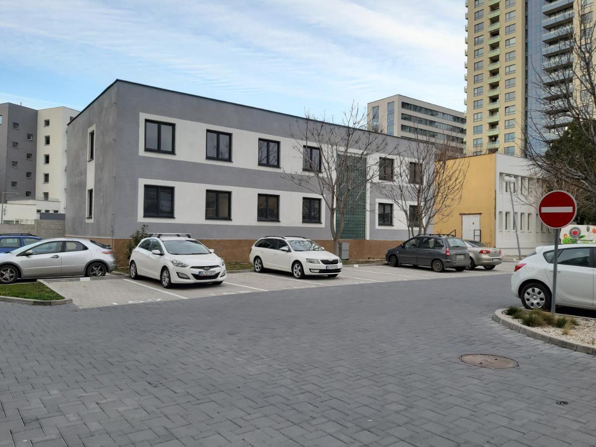 Living Bratislava By The Bus Station Hostel Bagian luar foto