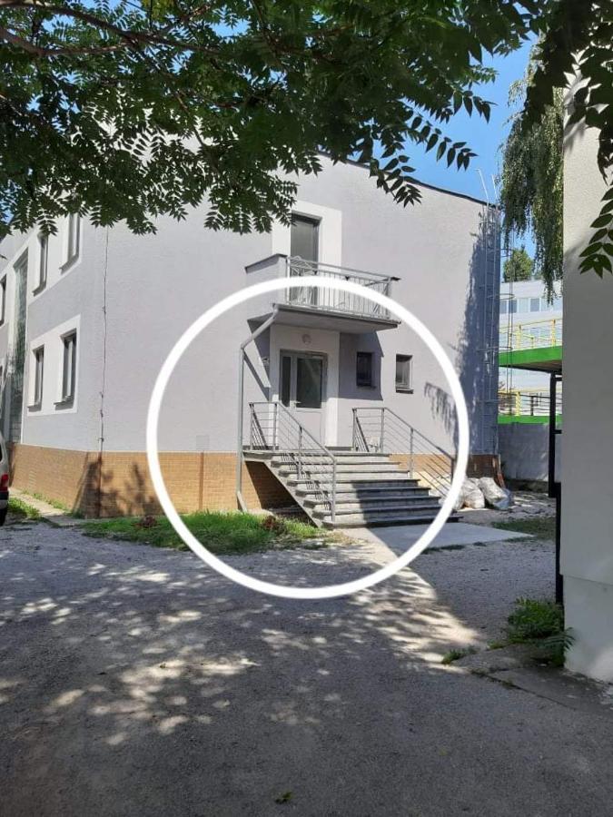 Living Bratislava By The Bus Station Hostel Bagian luar foto