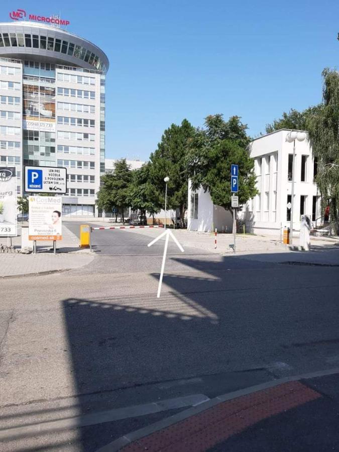 Living Bratislava By The Bus Station Hostel Bagian luar foto