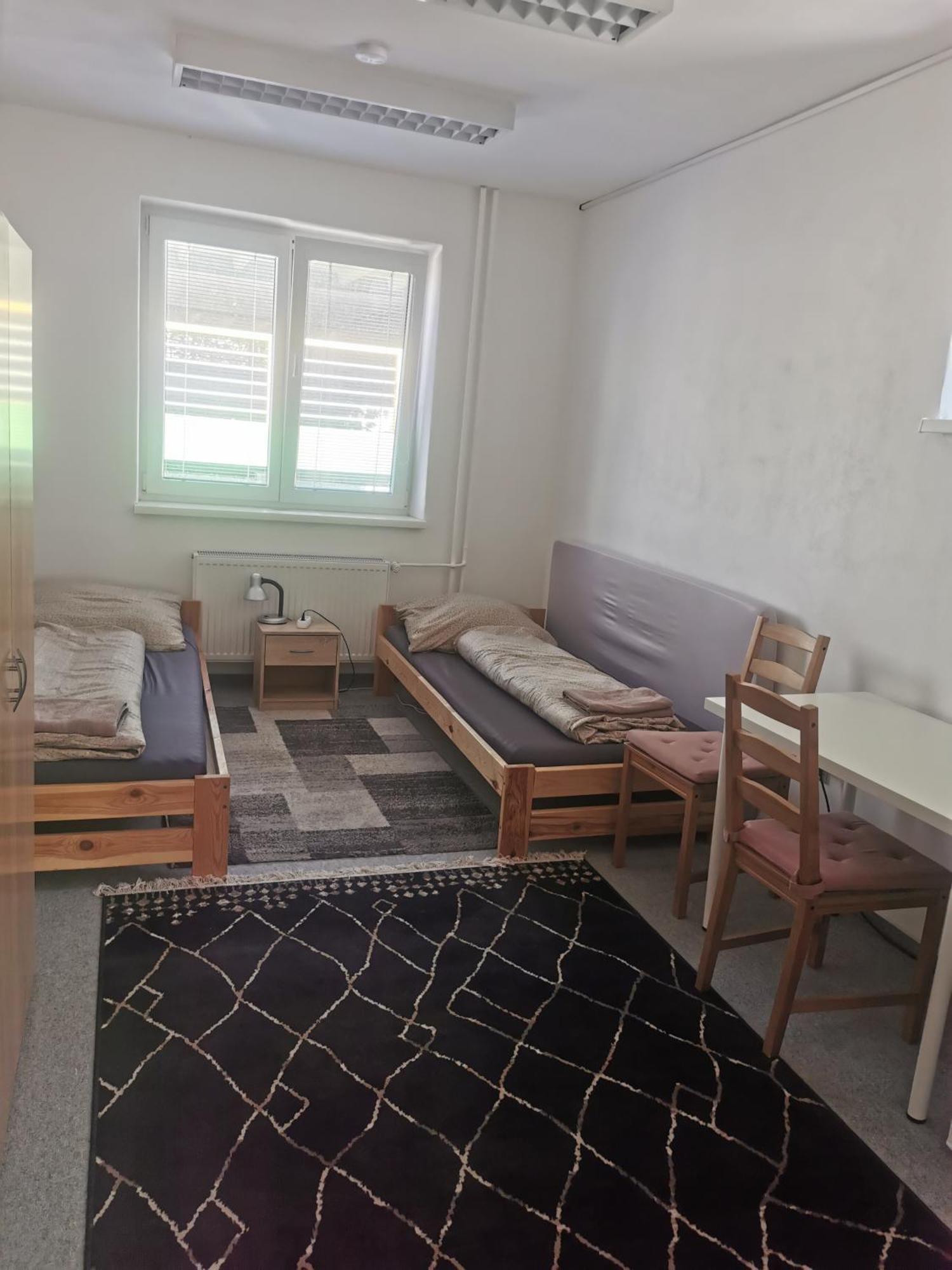 Living Bratislava By The Bus Station Hostel Bagian luar foto